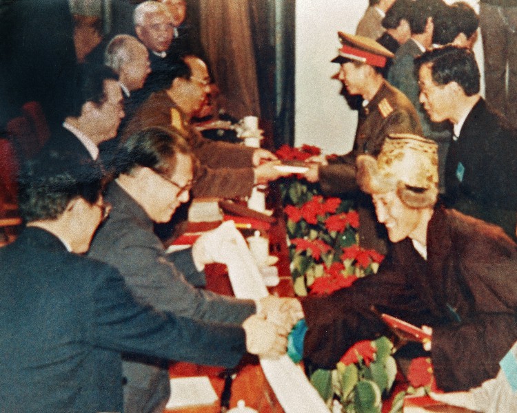 01 1991年1月24日中共中央总书记江泽民为格勒颁发“做出突出贡献的中国博士学位获得者”荣誉称号.jpg